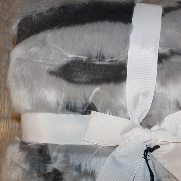 NWT‎ UGG SHAYLA ZEBRA FUR 50 X 70 THROW GRAY $168 - Picture 5 of 6